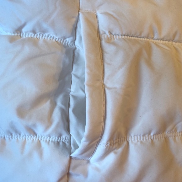 NWOT Old Navy White Puffer Vest - Picture 5 of 6